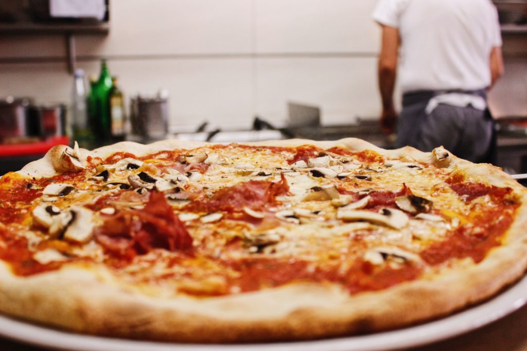 Italienische Pizza im Restaurant La Piazza Verden
