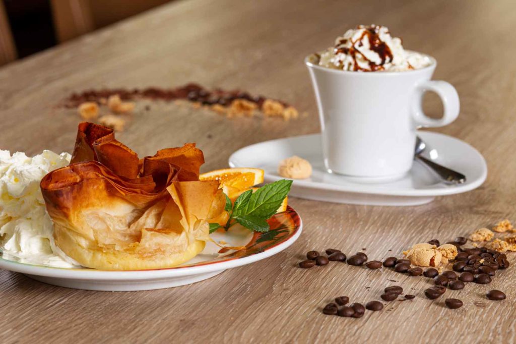 Dessert mit Cappuccino im La Piazza Verden